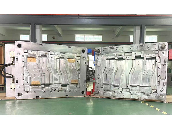 Plastic injection molds  (1)